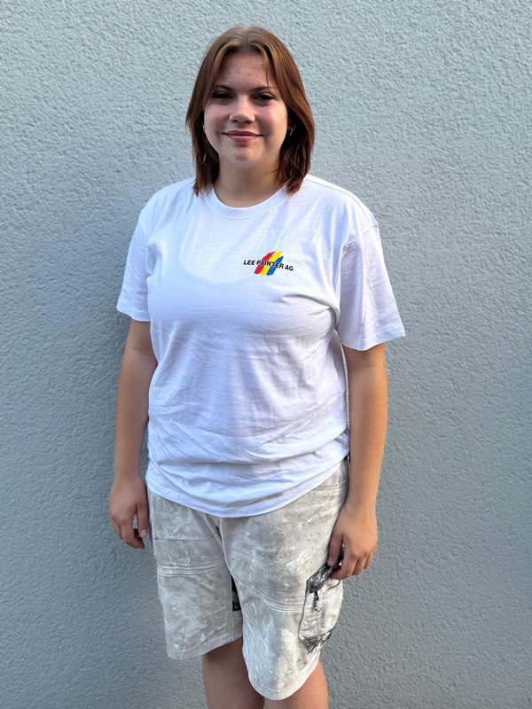Alina Knöpfle im Malerdress