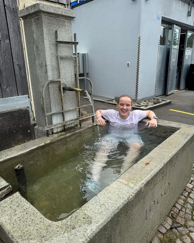 Lauryne im Brunnen